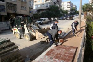 Karabağlar Belediyesi, koronavir&uuml;s salgınıyla m&uuml;cadele kapsamında hafta sonu getirilen sokağa