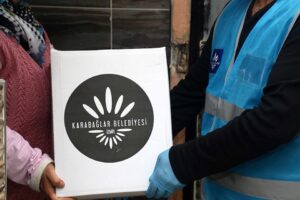Karabağlar Belediyesi, Ramazan Bayramı &ouml;ncesi ihtiya&ccedil; sahibi vatandaşları unutmadı. Y&uuml;zlerce