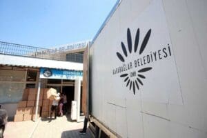 Karabağlar Belediyesi, yangın b&ouml;lgeleriyle dayanışmak i&ccedil;in başlattığı kampanya kapsamında tedarik