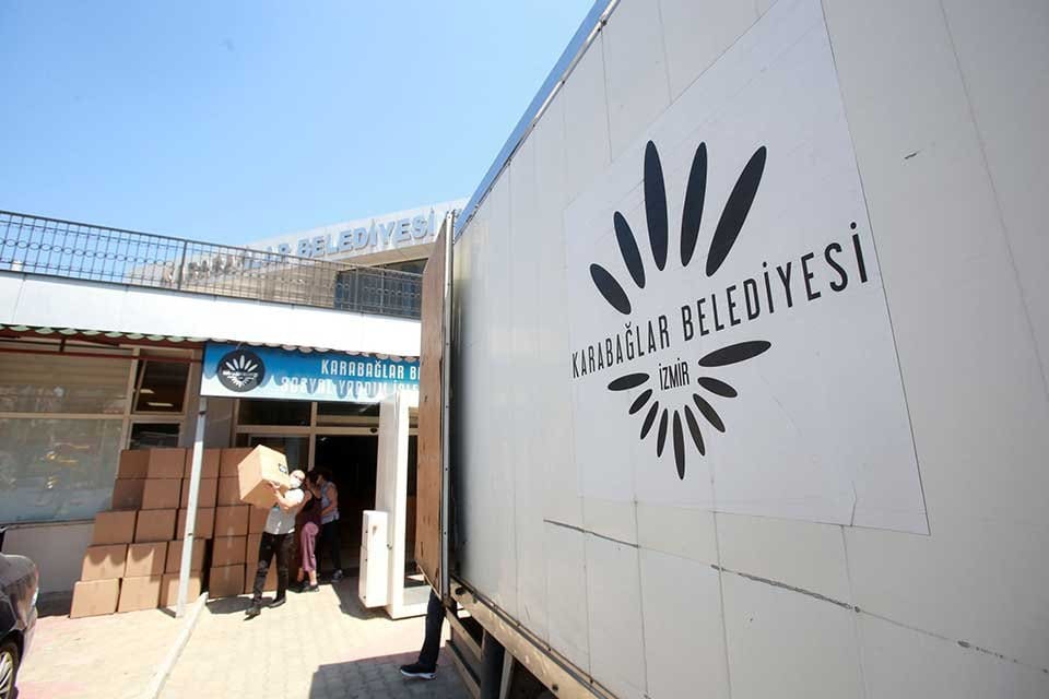 Karabağlar Belediyesi, yangın b&ouml;lgeleriyle dayanışmak i&ccedil;in başlattığı kampanya kapsamında tedarik
