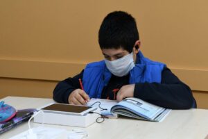 Karabağlar Belediyesi, koronavirüs salgını nedeniyle okullarından uzak kalan öğrencilere semt