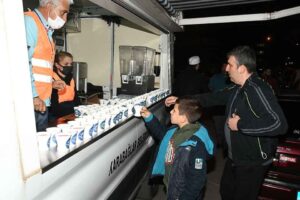 Karabağlar Belediyesi, Ramazan Ayı’nda ilçede bulunan camilerde şerbet ikramı yapıyor.