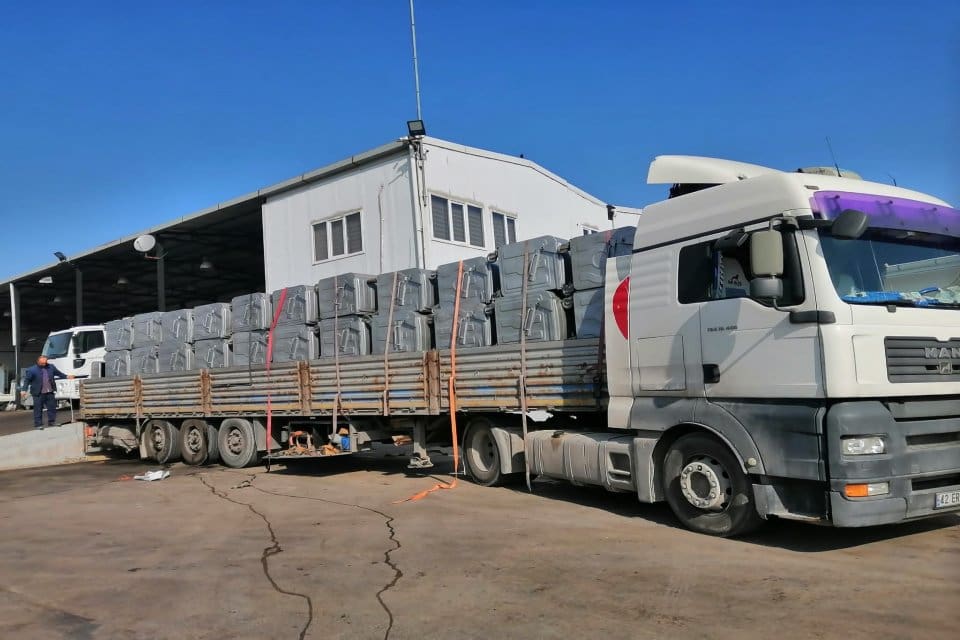 Karabağlar Belediyesi, T&uuml;rkiye'yi derinden sarsan depremlerin ardından afet b&ouml;lgesine &ccedil;ok
