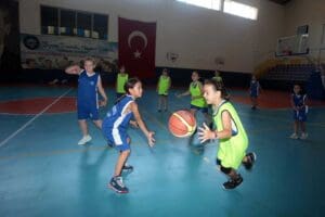 Gen&ccedil;lerin yaz tatillerini daha verimli ge&ccedil;irmeleri amacıyla d&uuml;zenlenen Karabağlar Belediyesi
