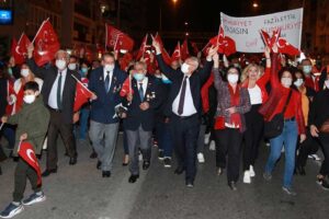 Binlerce kişi Türk bayrakları ve Atatürk posterleriyle marşlar eşliğinde yürüdü.