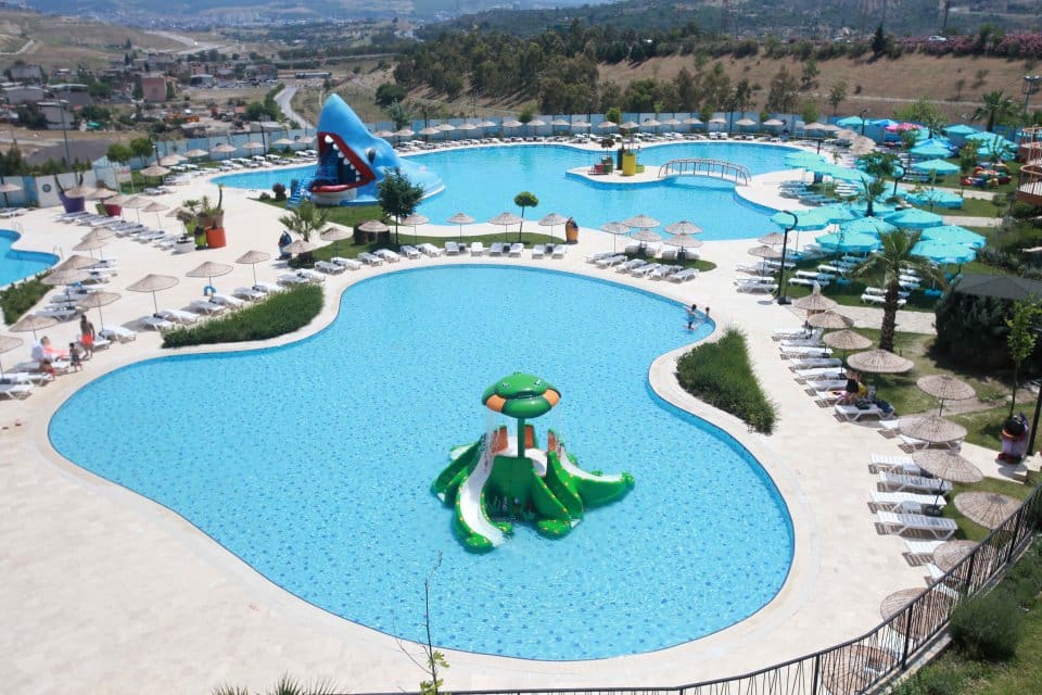 Karabağlar Belediyesi'nin Uzundere Rekreasyon Alanı'nda bulunan Aqua Yaşam Havuzları ve