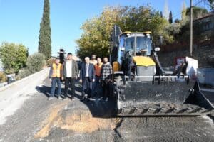 Karabağlar Belediyesi Fen İşleri M&uuml;d&uuml;rl&uuml;ğ&uuml; asfalt ekipleri, &ccedil;alışmalarını durmaksızın s&uuml;rd&uuml;r&uuml;yor.