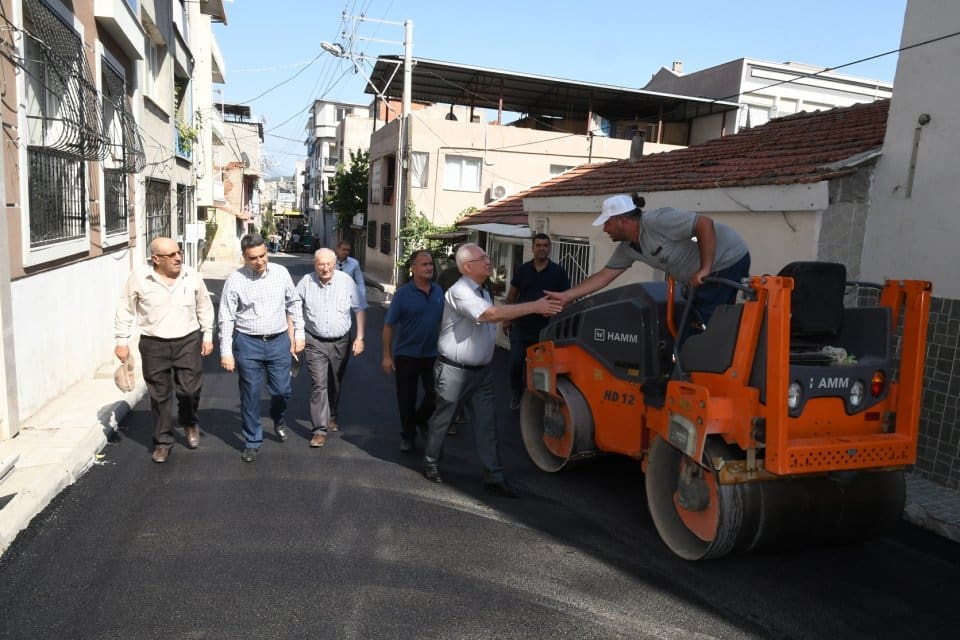 Karabağlar Belediyesi Fen İşleri M&uuml;d&uuml;rl&uuml;ğ&uuml; ekipleri, asfaltlama &ccedil;alışmalarına aralıksız devam