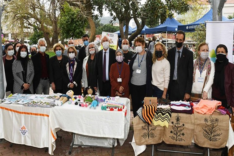 Karabağlar Kent Konseyi tarafından sokak hayvanları yararına d&uuml;zenlenen kermes, Poligon&rsquo;daki