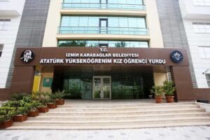 Karabağlar Belediyesi'nin 5 yıldızlı otel standartlarında yaşama ge&ccedil;irdiği ve bu
