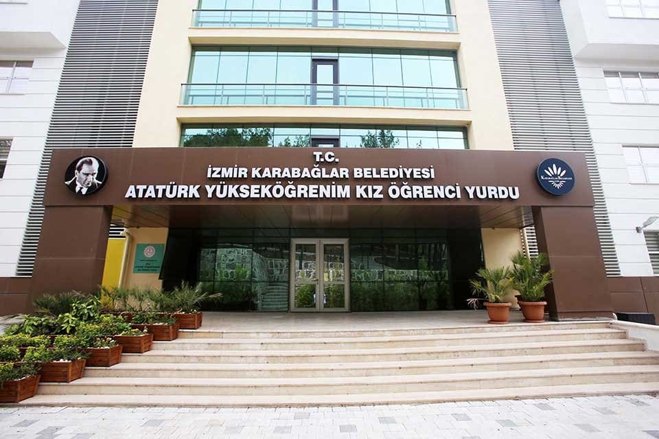 Karabağlar Belediyesi'nin 5 yıldızlı otel standartlarında yaşama ge&ccedil;irdiği ve bu