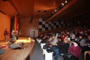 Yaşamlarında bir kez bile tiyatro oyunu izlememişlerin de aralarında olduğu