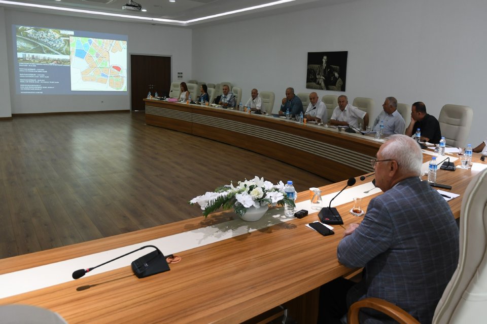 Karabağlar Belediye Başkanı Muhittin Selvitopu, muhtarları il&ccedil;edeki kentsel d&ouml;n&uuml;ş&uuml;m alanları