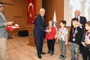 Karabağlar Belediyesi tarafından 24 Kasım &Ouml;ğretmenler G&uuml;n&uuml; etkinlikleri kapsamında d&uuml;zenlenen