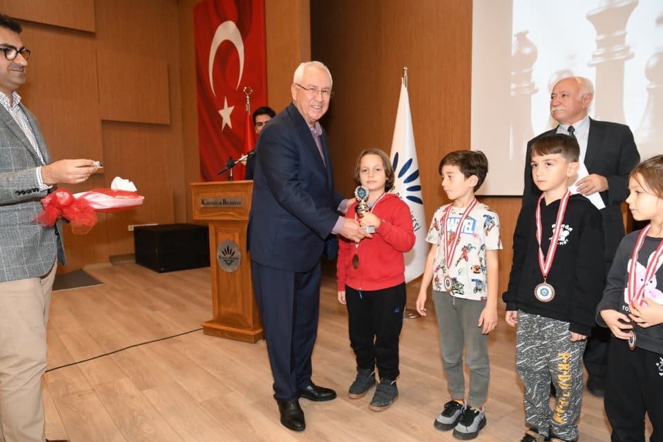 Karabağlar Belediyesi tarafından 24 Kasım &Ouml;ğretmenler G&uuml;n&uuml; etkinlikleri kapsamında d&uuml;zenlenen