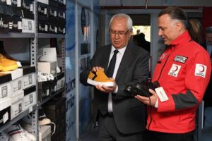 Karabağlar Belediyesi ve Türk Kızılayı işbirliğiyle yaşama geçirilen “Sosyal Butik”,