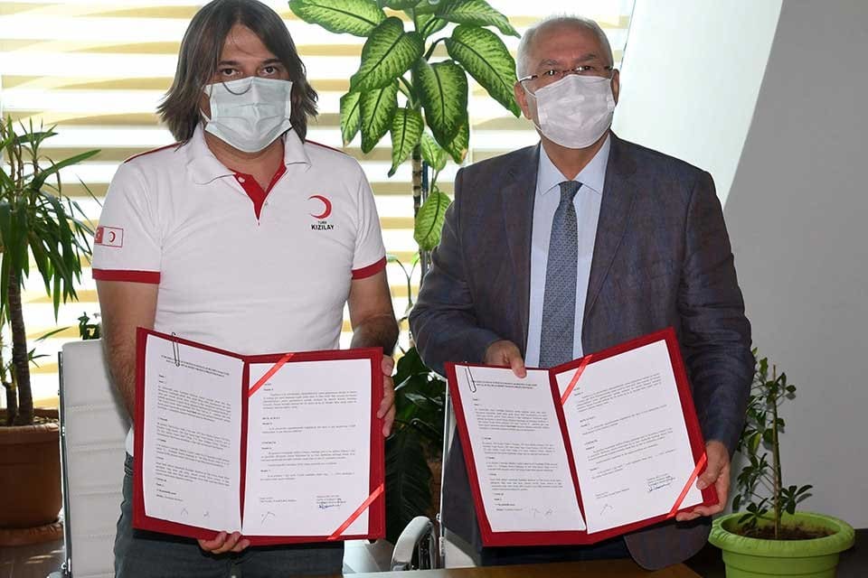 Karabağlar Belediyesi&rsquo;nin Kızılay&rsquo;la yaptığı &ouml;rnek işbirliğine ilişkin Sosyal Butik Protokol&uuml;,