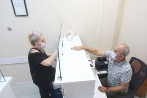 Karabağlar Belediyesi, sokağa &ccedil;ıkma kısıtlamasının uygulanacağı bu hafta sonu,&nbsp;Emlak, &Ccedil;evre