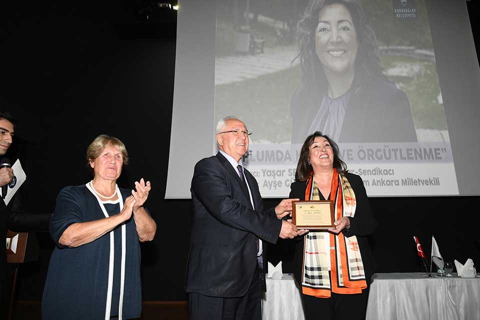 Karabağlar Belediyesi'nin d&uuml;zenlediği ve Sendikacı Yazar Yaşar Seyman'ın konuşmacısı olduğu