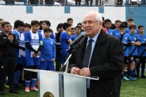 U14 Futbol Turnuvası'nda dereceye girenlere &ouml;d&uuml;llerini Kaymakam &Ouml;neği ve Başkan
