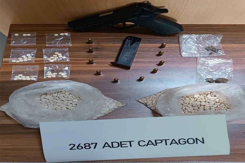 İzmir&rsquo;in Karabağlar il&ccedil;esinde zehir tacirlerine operasyon d&uuml;zenlendi. Operasyonda 2 bin