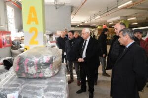 &Uuml;lkemizi derinden sarsan deprem felaketlerinin ardından Karabağlar Belediyesi'nin başlattığı yardım