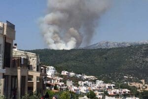 İzmir'in Karaburun il&ccedil;esinde makilik alanda &ccedil;ıkan yangın korku yarattı. &Ccedil;ıkan