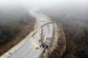 Karadeniz&rsquo;i İstanbul&rsquo;a bağlayan yol, tamamen &ccedil;&ouml;kt&uuml;. Hava aracıyla &ccedil;ekilen g&ouml;r&uuml;nt&uuml;ler