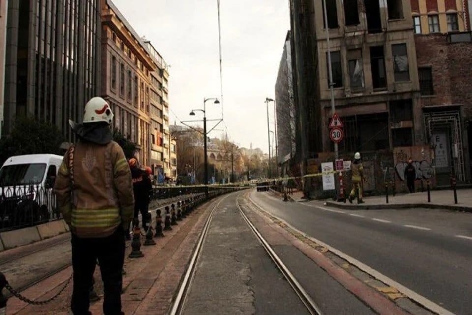İstanbul Karak&ouml;y'de kısmı &ccedil;&ouml;kmelerin yaşandığı gerek&ccedil;esiyle &ccedil;evresinde &ouml;nlem alınan 5