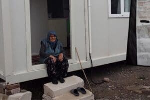 Birg&uuml;n Gazetesi'nde yayınlanan habere g&ouml;re; İzmir depremi sonrası koyternere yerleştirilen