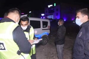 K&Uuml;TAHYA&rsquo;da karantinada olması gerekirken eğlence mekanları &ouml;n&uuml;nde polis ekiplerinin uygulamasında