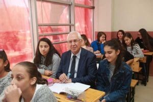 Lise ve &uuml;niversiteye hazırlanan &ouml;ğrencilere &uuml;cretsiz eğitim desteği sunan ve
