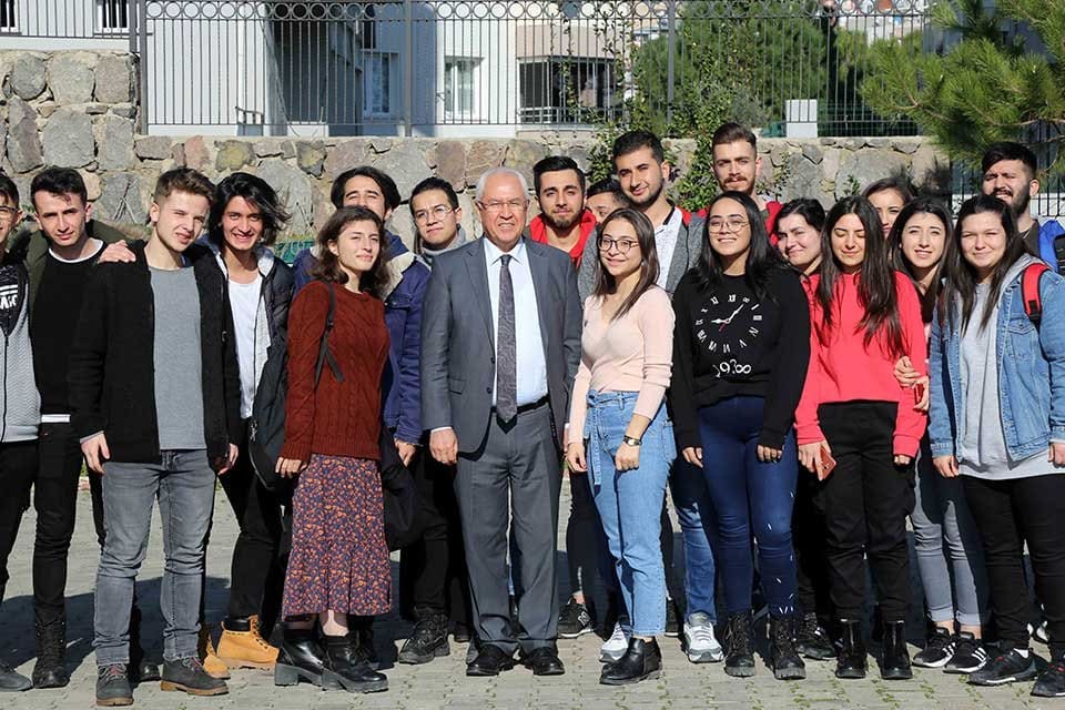 Eğitimde fırsat eşitliğini sağlamak amacıyla kurulan Karabağlar Belediyesi Sosyal Etkinlik