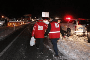 Denizli'de karda mahsur kalanlara Kızılay ve AFAD yiyecek dağıttıDENİZLİ'yi Antalya