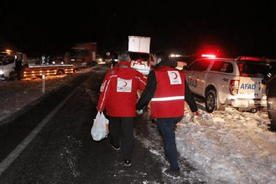 Denizli'de karda mahsur kalanlara Kızılay ve AFAD yiyecek dağıttıDENİZLİ'yi Antalya