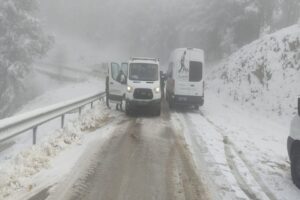 İzmir B&uuml;y&uuml;kşehir Belediyesi ekipleri kar yağışının etkili olduğu şehrin y&uuml;ksek