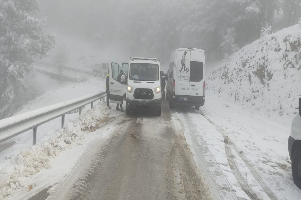 İzmir B&uuml;y&uuml;kşehir Belediyesi ekipleri kar yağışının etkili olduğu şehrin y&uuml;ksek