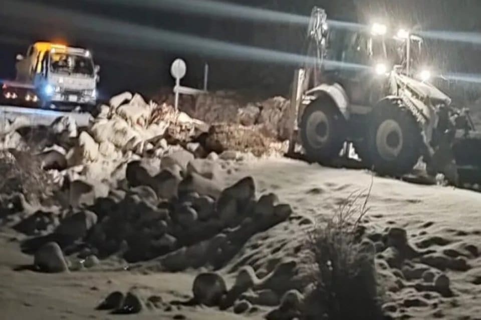 Mersin'in Erdemli il&ccedil;esinde kar yağışı nedeniyle otomobilde mahsur kalan ve