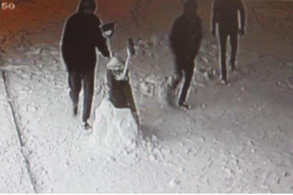 Malatya'da, bir kafe işletmecisinin iş yeri &ouml;n&uuml;ne yaptığı kardan adam