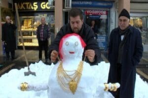 Muş&rsquo;ta kar yağışını eğlenceye d&ouml;n&uuml;şt&uuml;ren esnaf, kardan adam yerine 'kardan