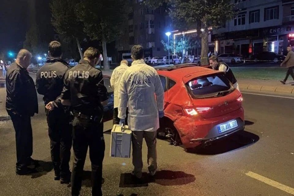 Kayseri'de Eray &Ccedil;. husumetlisi olduğu kardeşi Erkut &Ccedil;'yi trafikteki kovalamacanın