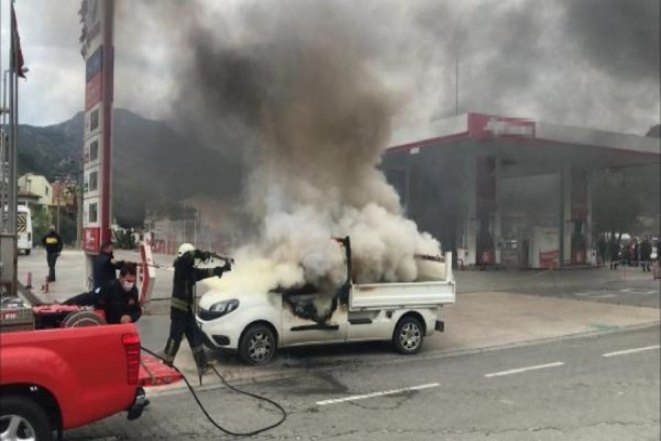 Muğla'nın Marmaris il&ccedil;esinde H&uuml;seyin K. (42), kardeşiyle kavga ettikten sonra