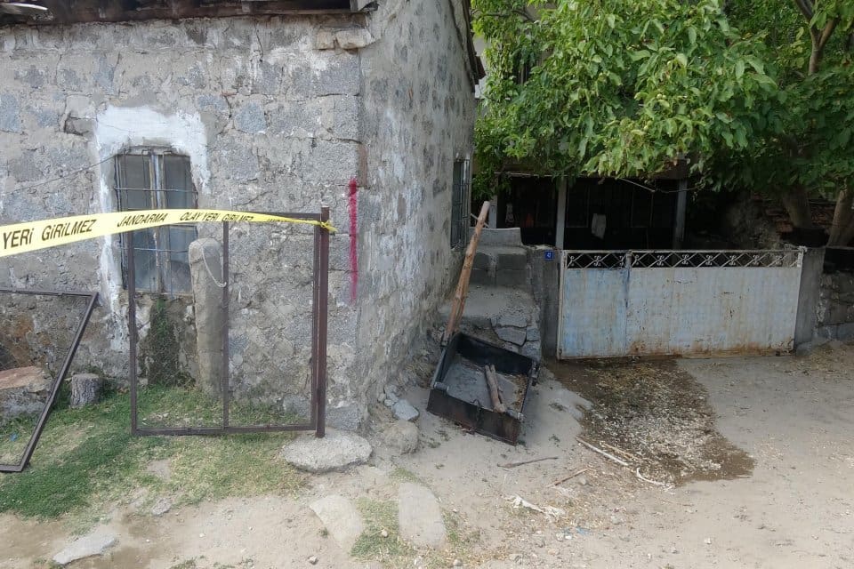 Balıkesir&rsquo;in Burhaniye il&ccedil;esinde evlerinin arasındaki yolun kullanımı nedeniyle kardeşler arasında