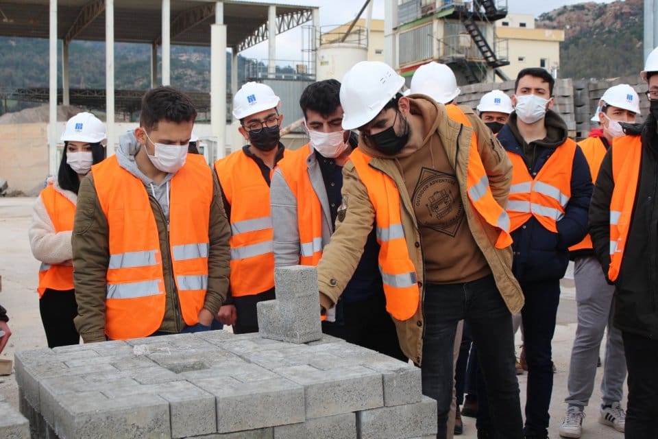 &Ccedil;eşitli at&ouml;lyeleriyle il&ccedil;enin b&uuml;t&uuml;n ihtiya&ccedil;larının karşılanmasına y&ouml;nelik kendi &uuml;retimlerini yapan,