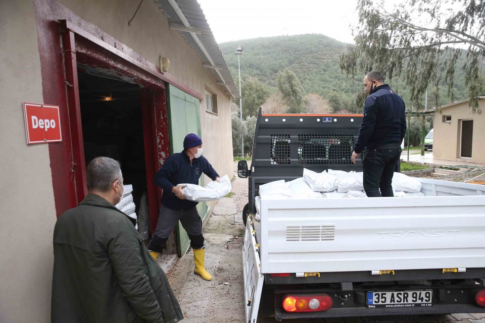 Karşıyaka Belediyesi Nevşehir’in Hacıbektaş ilçesindeki sokak hayvanlarına mama yardımında bulundu.