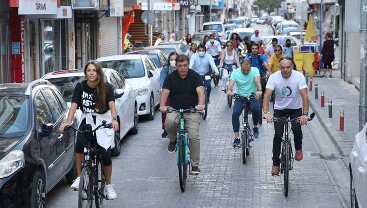 Karşıyaka Belediyesi'nden harekete destek:  Başkan Tugay işe bisikletle gitti