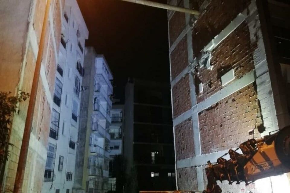 Karşıyaka Belediyesi, il&ccedil;ede&nbsp;bir inşaatın temel kazası esnasında bitişikteki binada yaklaşık