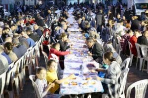 Karşıyaka Belediyesi tarafından D&uuml;nya Romanlar G&uuml;n&uuml;&rsquo;nde &Ouml;rnekk&ouml;y Mahallesi&rsquo;nde d&uuml;zenlenen iftar