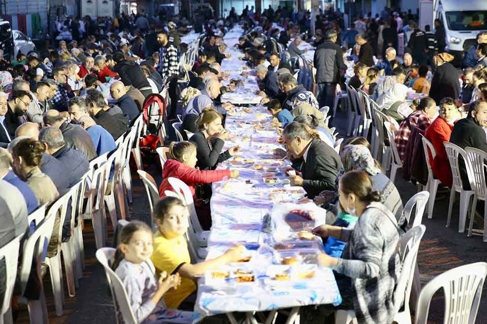 Karşıyaka Belediyesi tarafından D&uuml;nya Romanlar G&uuml;n&uuml;&rsquo;nde &Ouml;rnekk&ouml;y Mahallesi&rsquo;nde d&uuml;zenlenen iftar