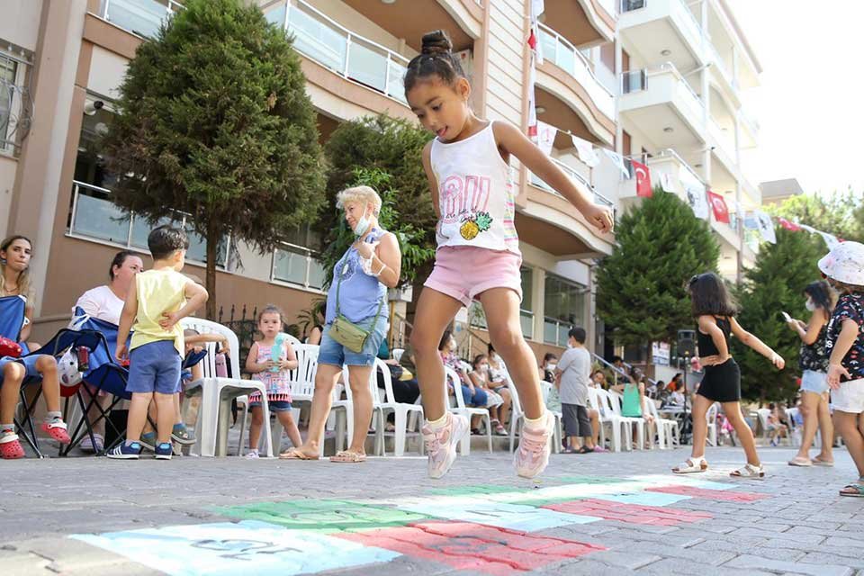 Karşıyaka Belediyesi’nin hayata geçirdiği ‘Sokak Senin’ ve ‘Sıfır Karbon Noktası’